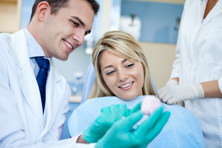 femme souriante avec dentiste