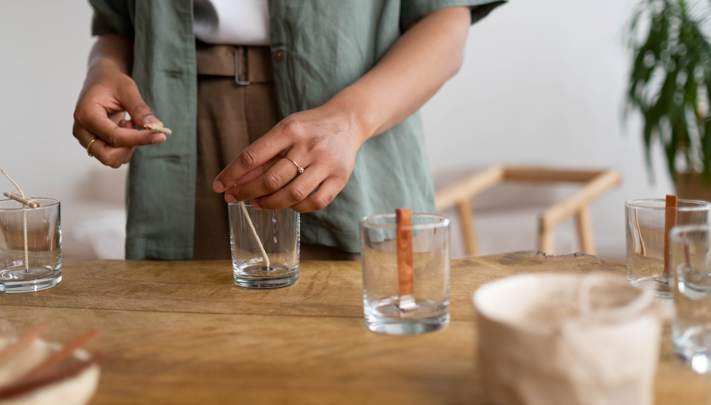 personne qui prépare des bougies