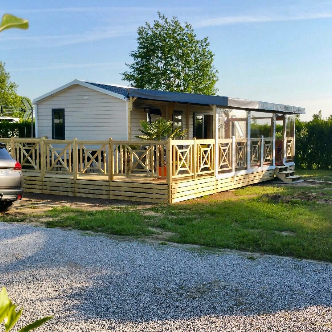 Terrasse Deckit installée devant un mobil home