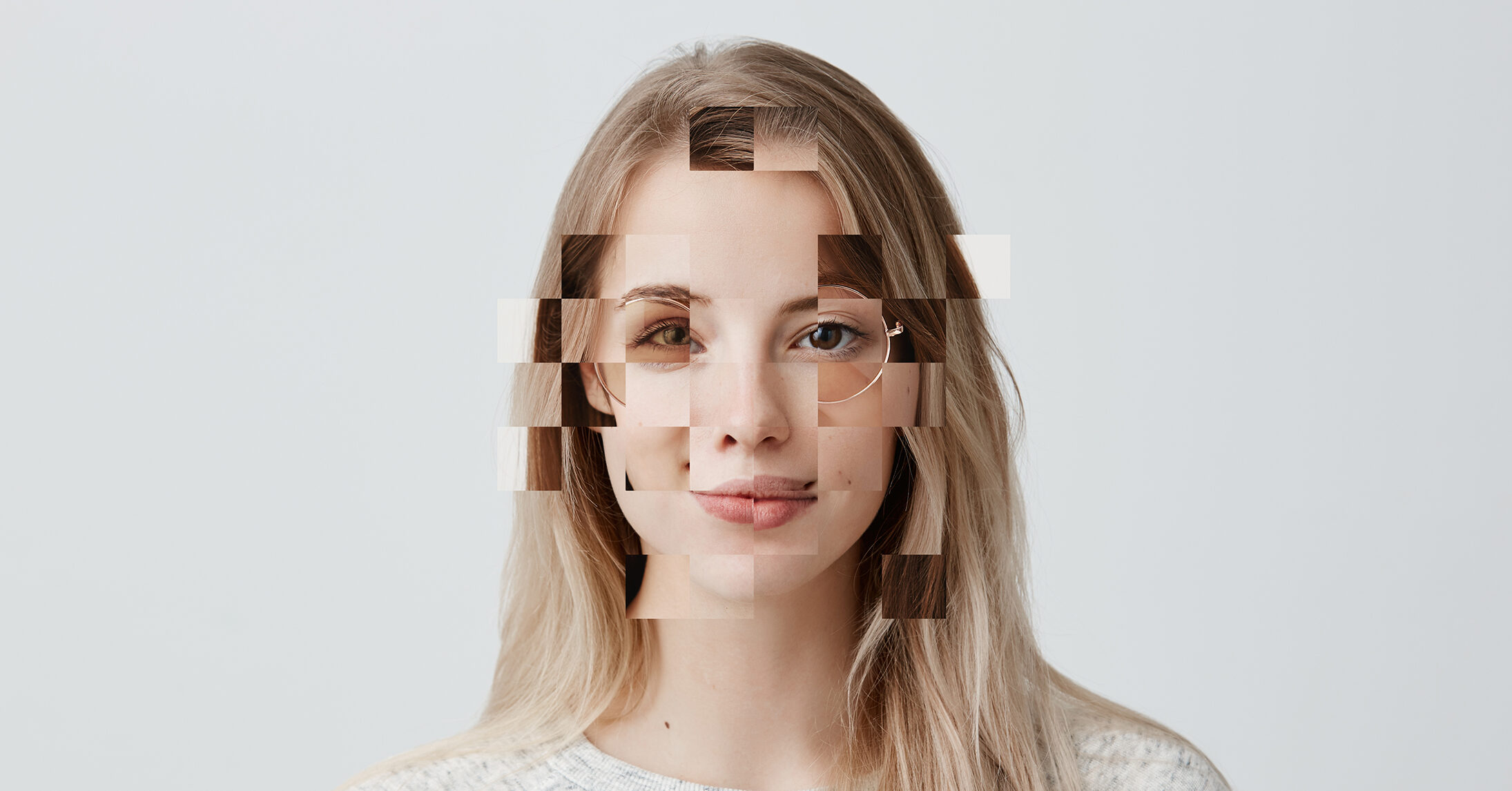 Écran partagé entre une documentation technique écrite et une séquence vidéo générée par IA