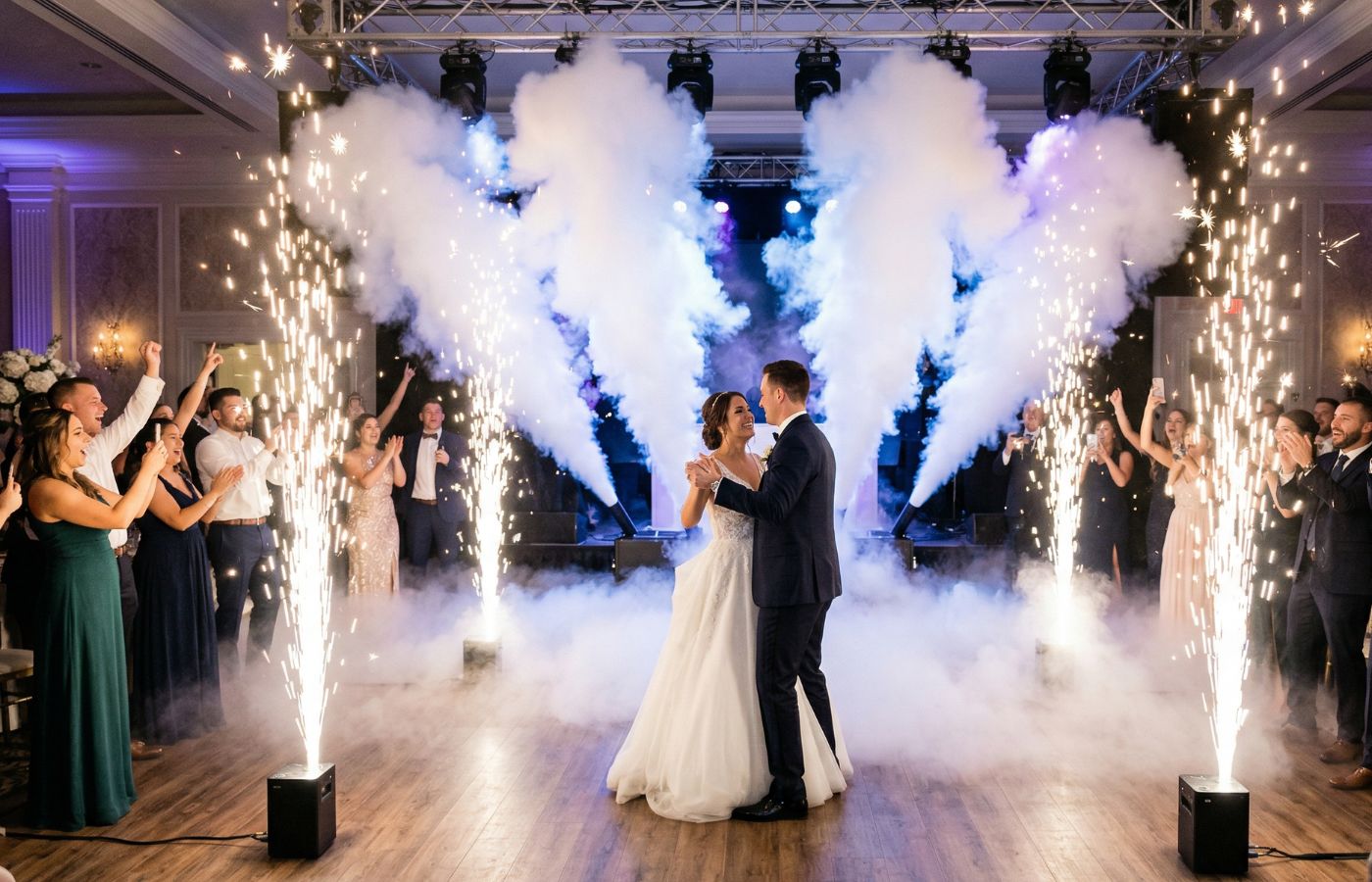 Idée animation de mariage : ouverture de bal spectaculaire avec jets d'étincelles froides et canons à CO2 pour une ambiance de concert.