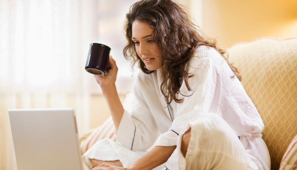 femme sur ordinateur