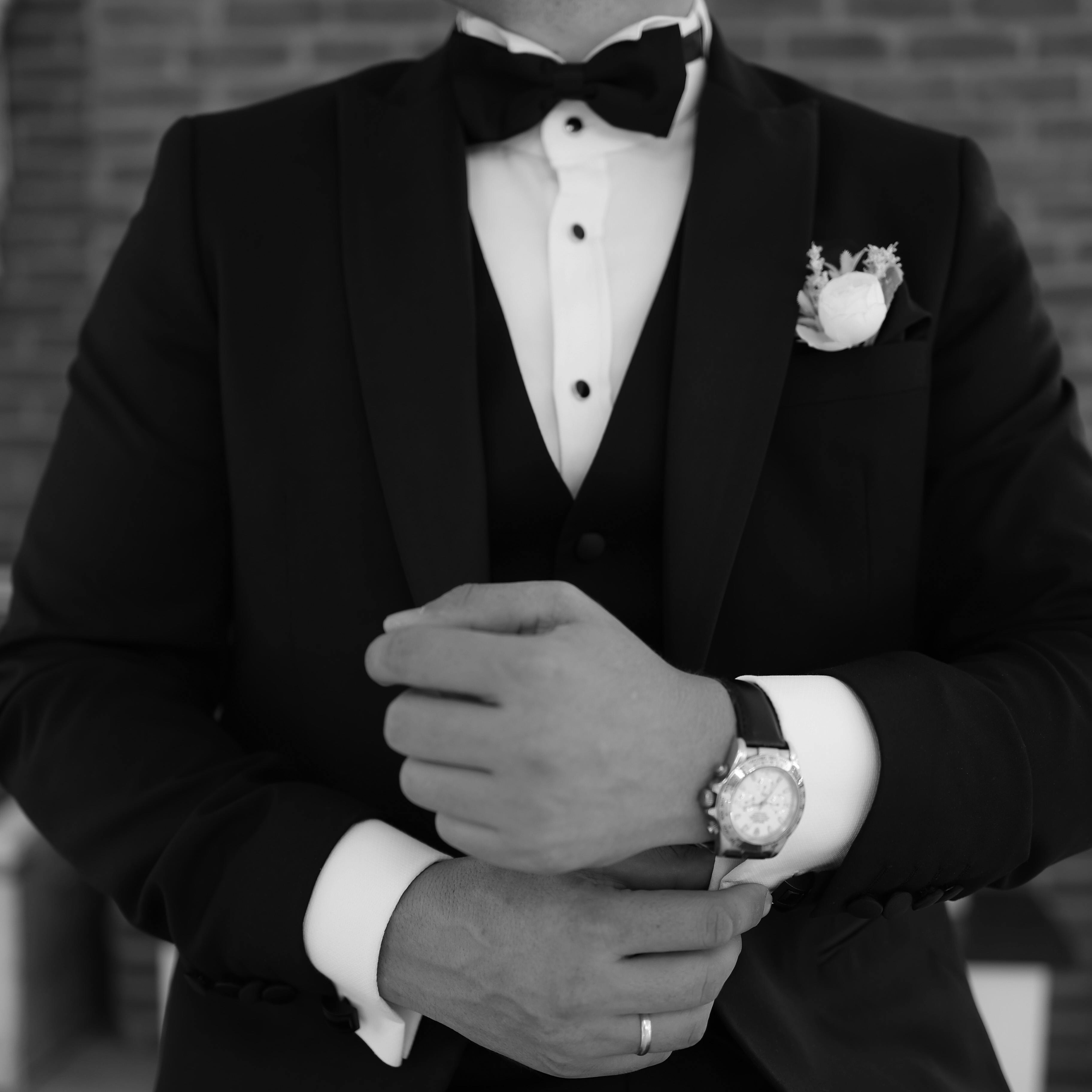 https://www.pexels.com/photo/close-up-of-groom-in-suit-18695458/