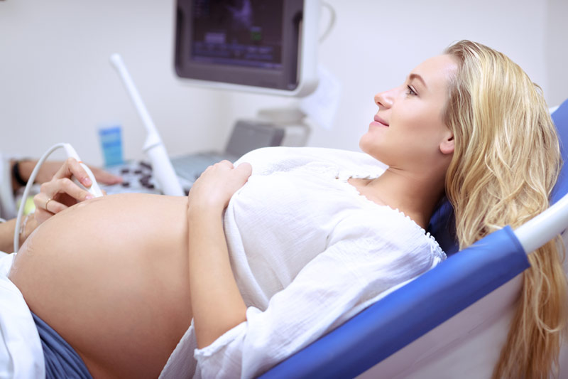 Femme enceinte chez le gynécologue