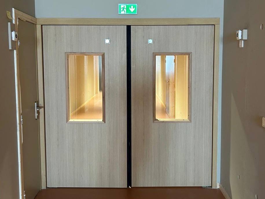 Pose de porte en bois sur mesure