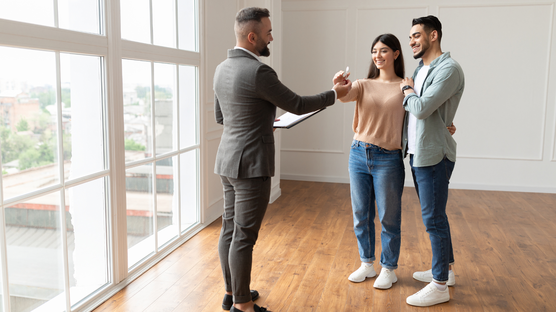 agent immobilier qui vend un appartement à un couple