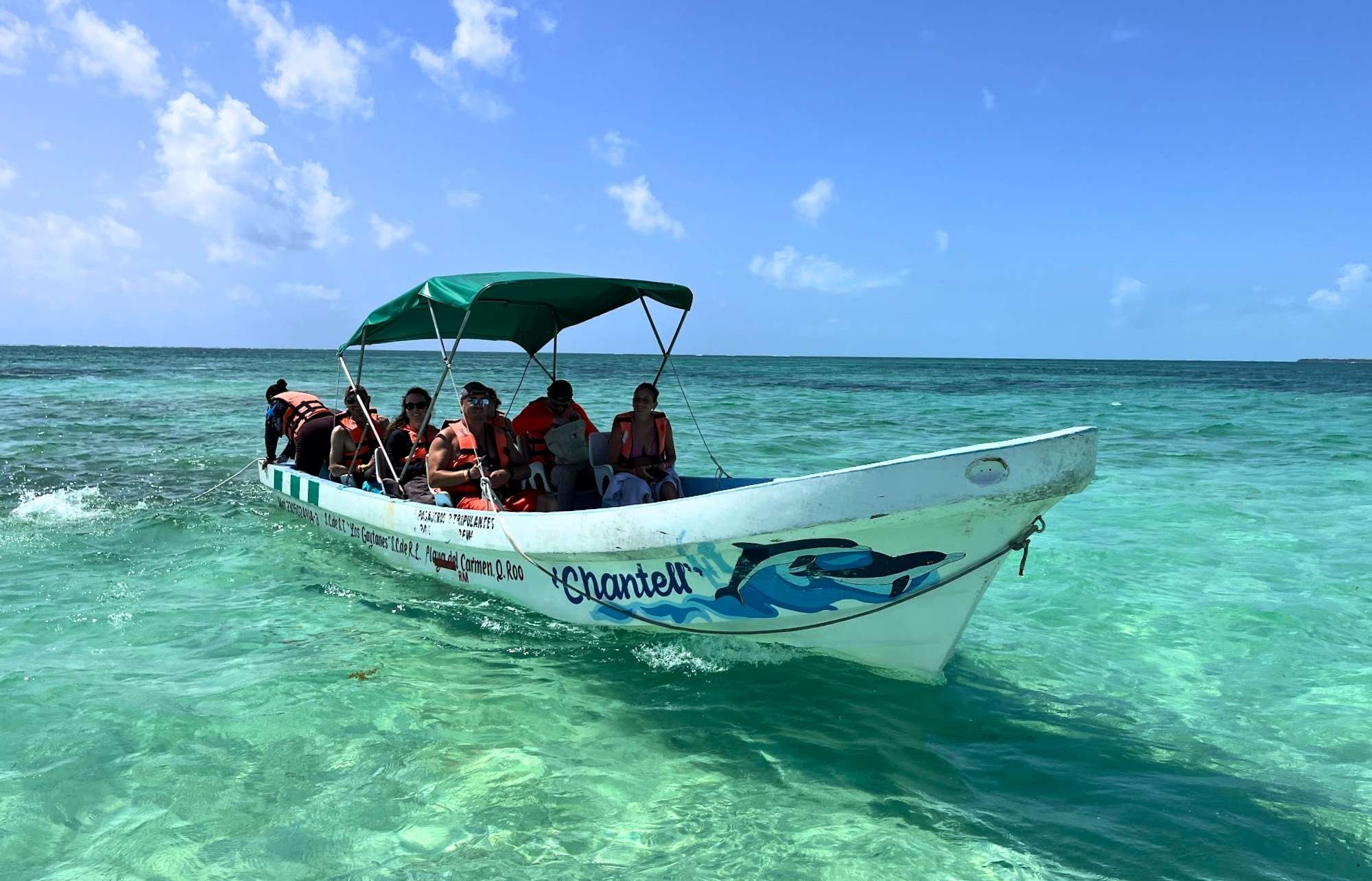 3 excursions pour visiter Sian Ka'an au Mexique 2 Une personne obervant un dauphin à Sian Ka'an