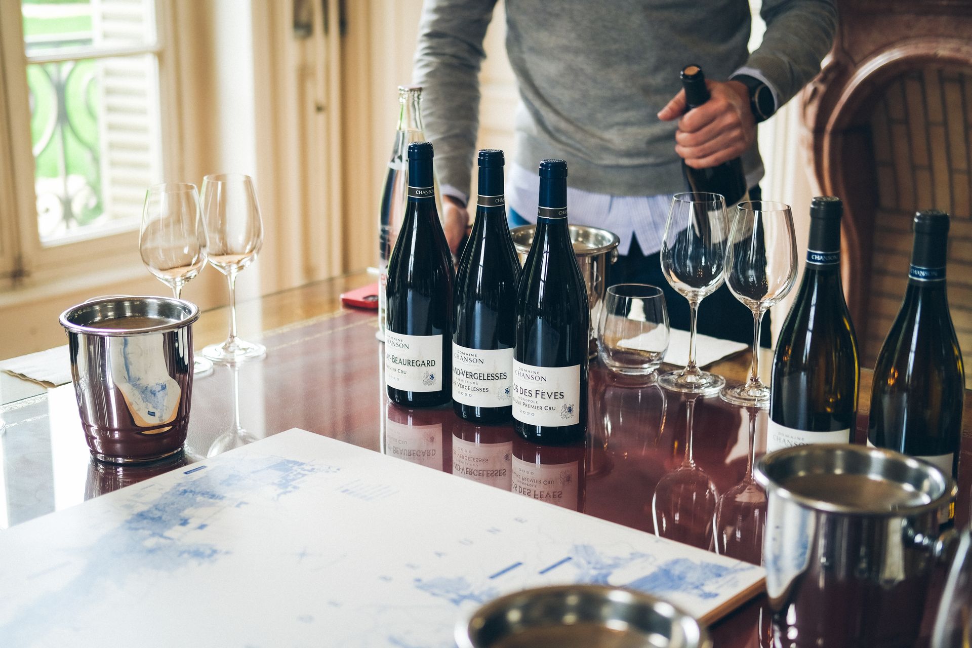 Sommelier préparant des verres pour une dégustation de vin