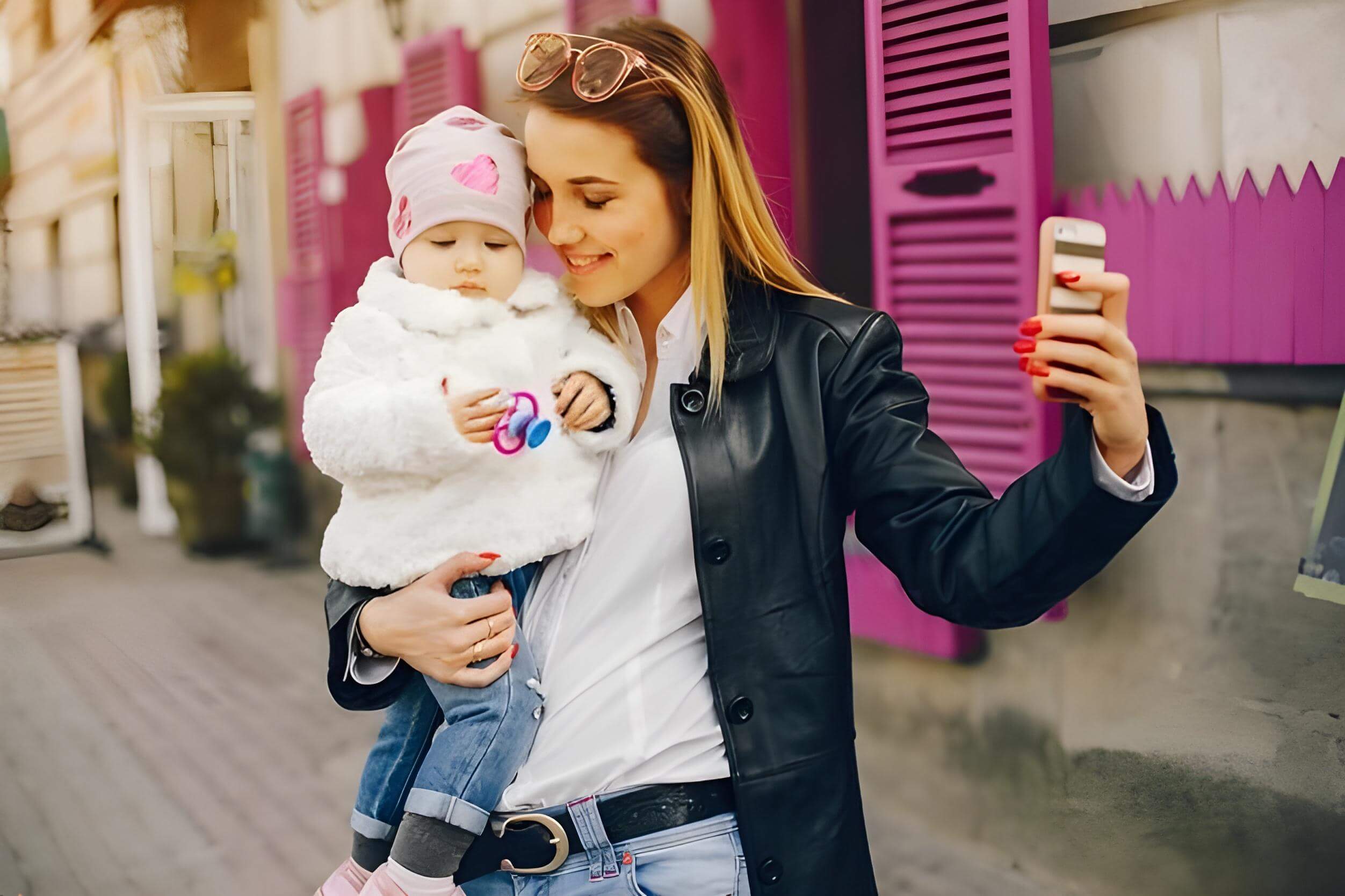 maman qui porte son enfant dans les bras
