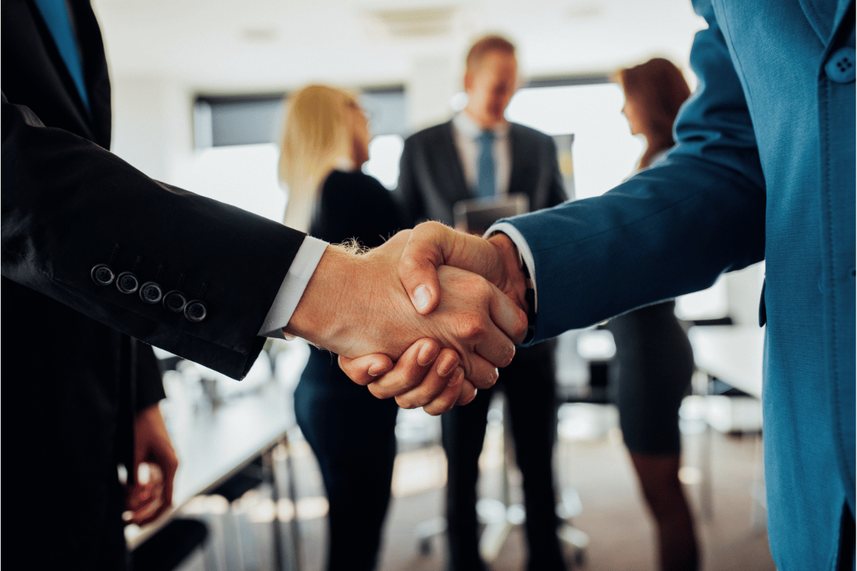 Comment protéger une innovation avant son lancement ? 3 Main tenant un smartphone affichant un cadenas numérique, symbolisant la protection des données et de l'innovation avant s…