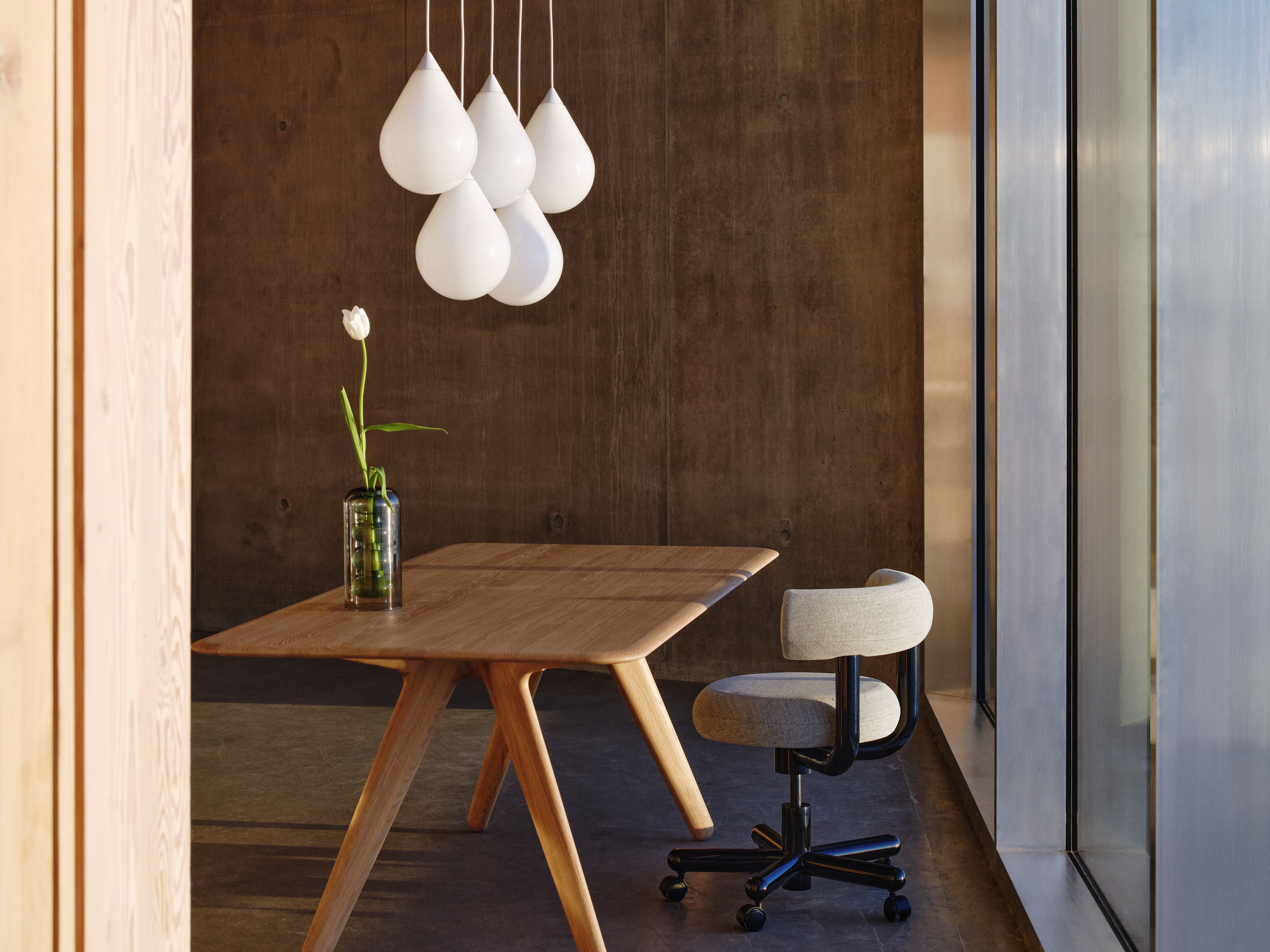 Suspension en verre au-dessus d'une table de salle à manger-tendance luminaire design 2026 (1)