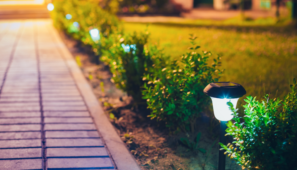allée de jardin illuminée par des balises solaires