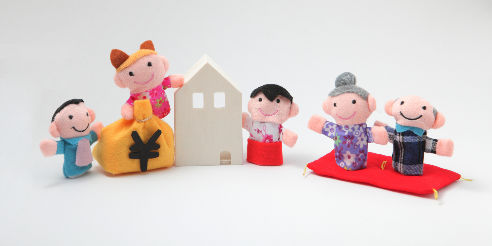 des figurine de personnages avec une maison