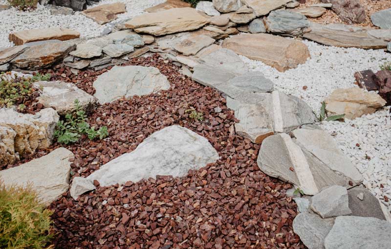 Décoration du jardin avec du gravier.
