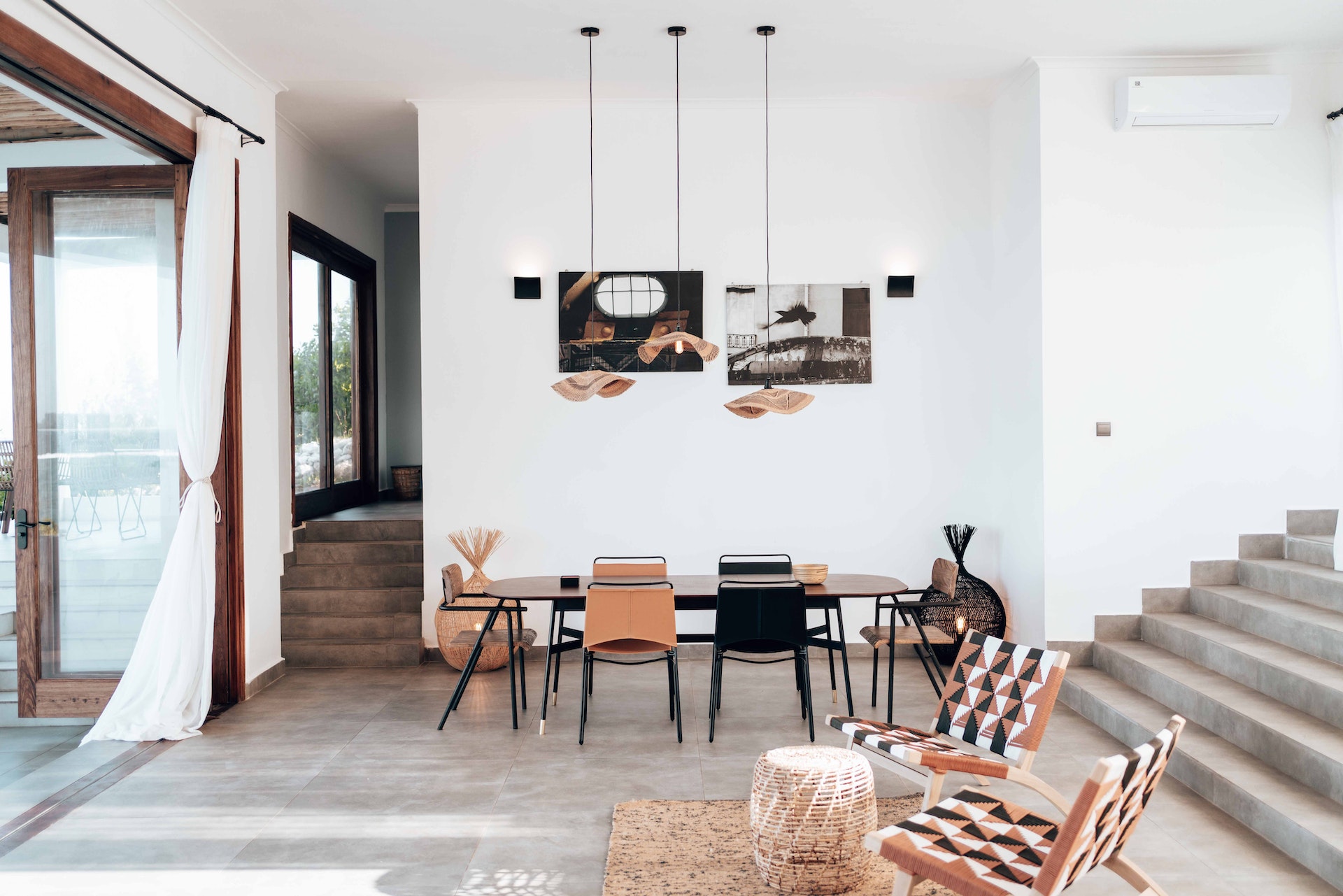 salle &agrave; manger ouverte avec des suspensions, des appliques murales et des lampes &agrave; poser