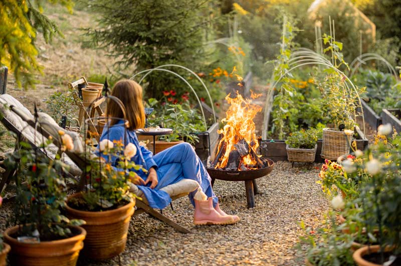 Décoration au jardin avec des graviers.