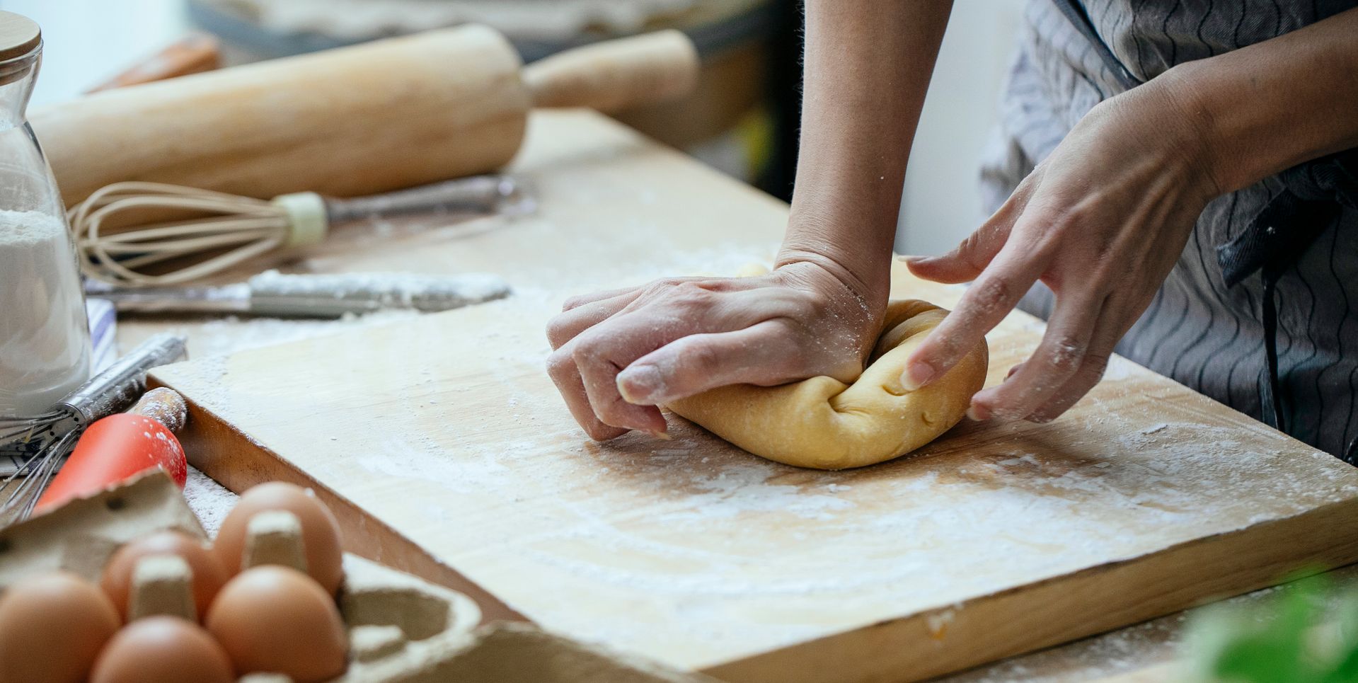 Pétrissage manuel d'une pâte en cuisine
