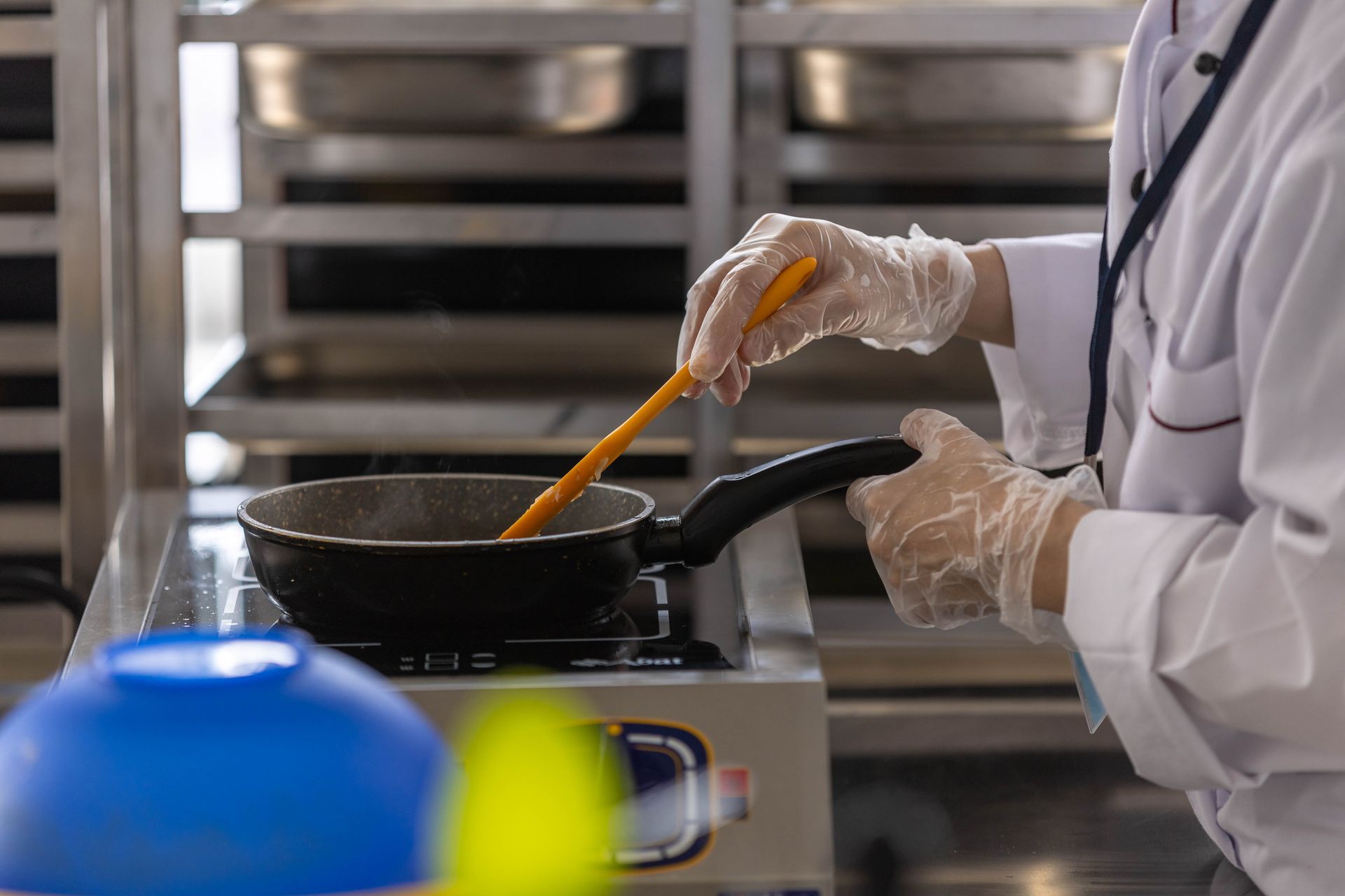 Cuisson à la poêle et gestes techniques en cuisine