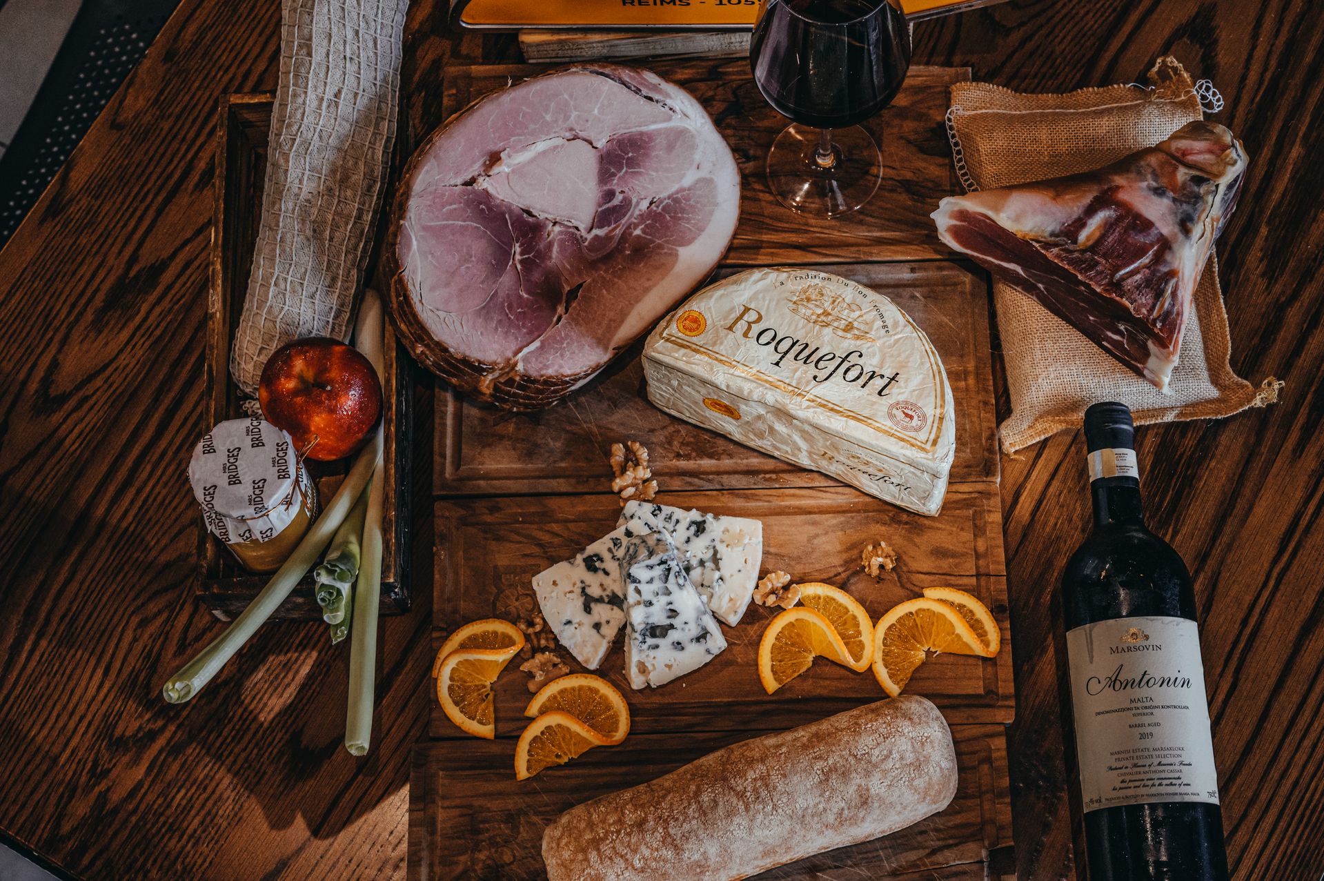 Fromages et charcuteries illustrant les produits du terroir