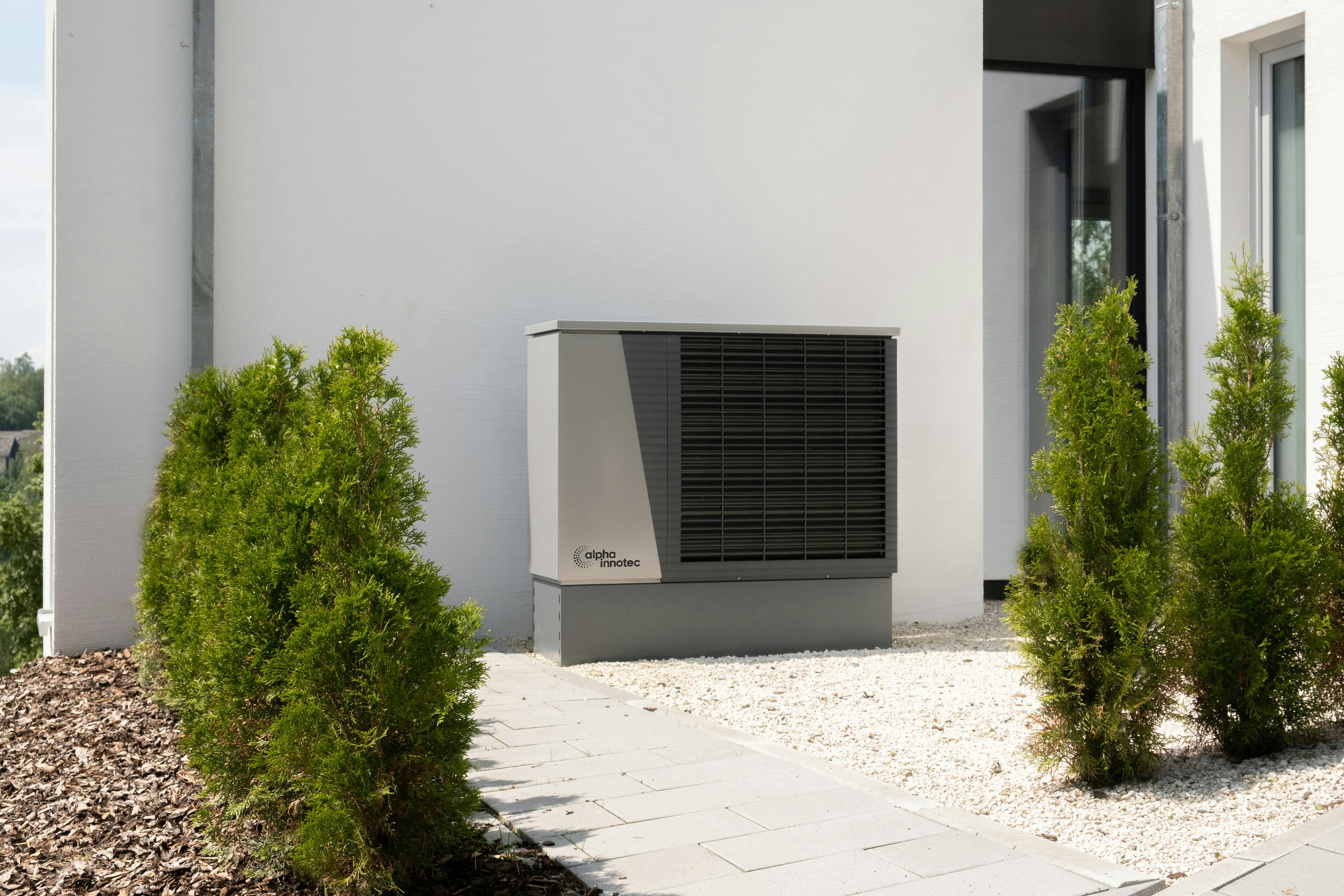 Pompe à chaleur aérothermique installée par un installateur RGE QualiPAC sur une maison individuelle - marché PAC France 2026