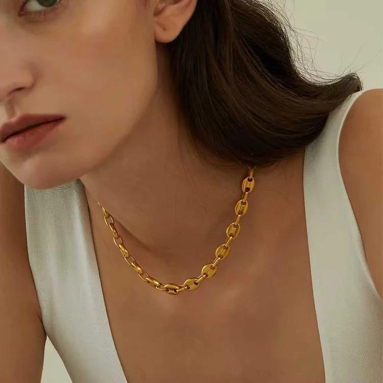 Colliers Graine de Café et Coupes de Cheveux : L’Art d’Associer Bijoux et Coiffures avec Élégance