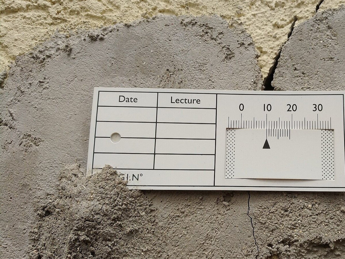 Fissuromètre sur une fissure de façade