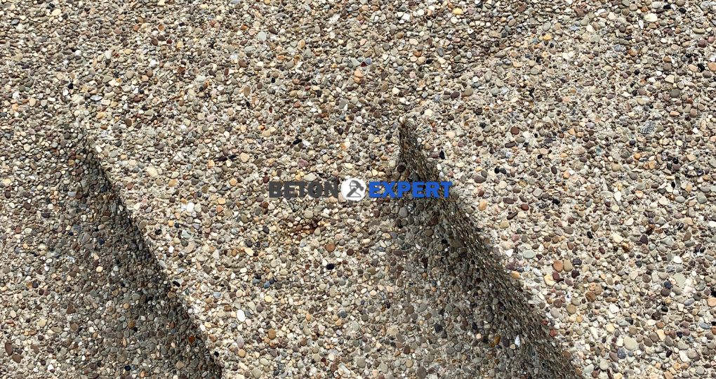 Allée de jardin en béton désactivé