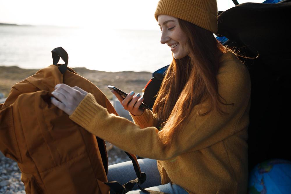 Femme avec son sac à dos en train de planifier un voyage à l'étranger.