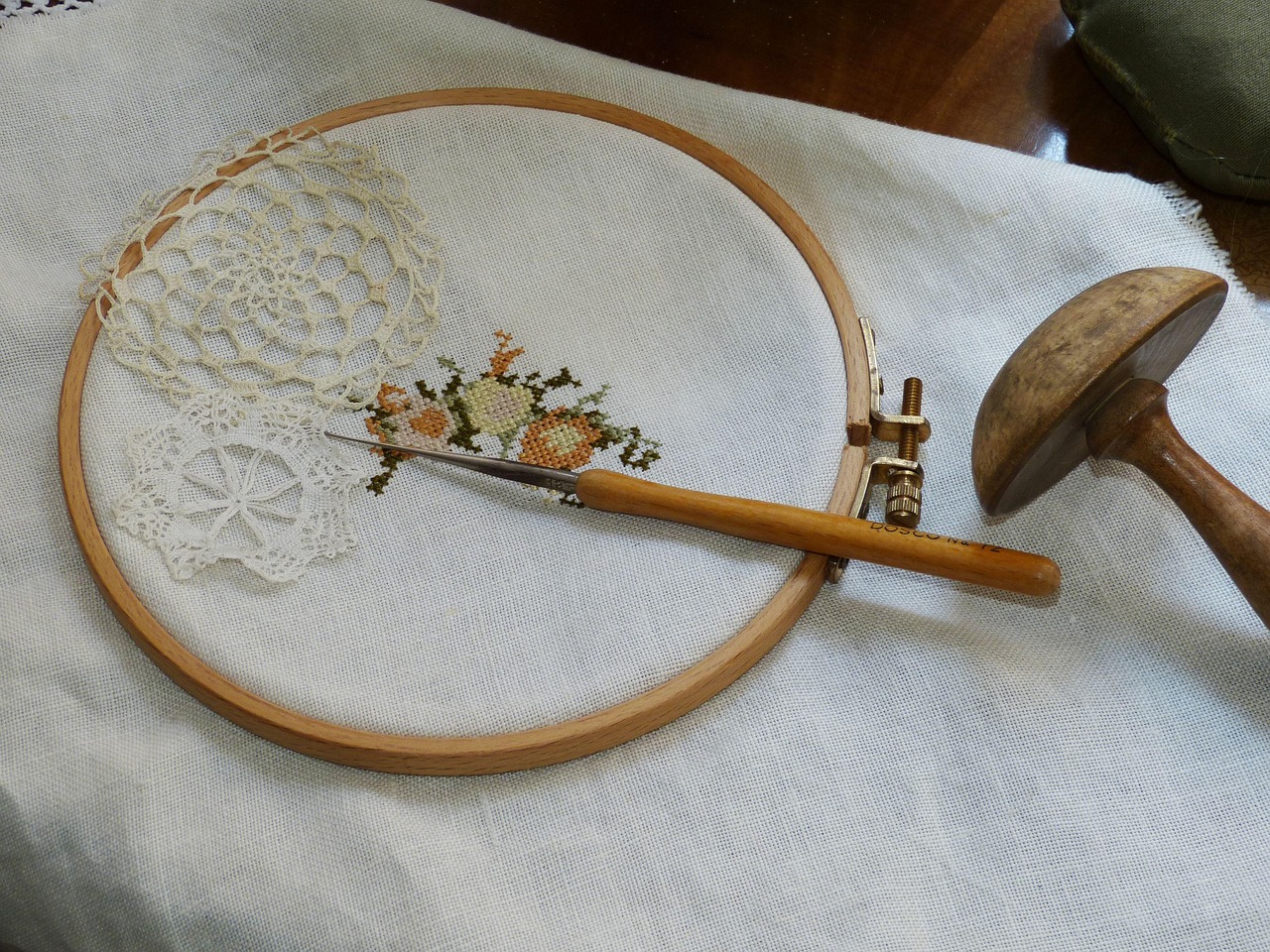 76ba2ae0d067fa3b17bde983976a311b html b1a3fb12 Tendance déco : la broderie s'invite sur nos tables et dans nos intérieurs