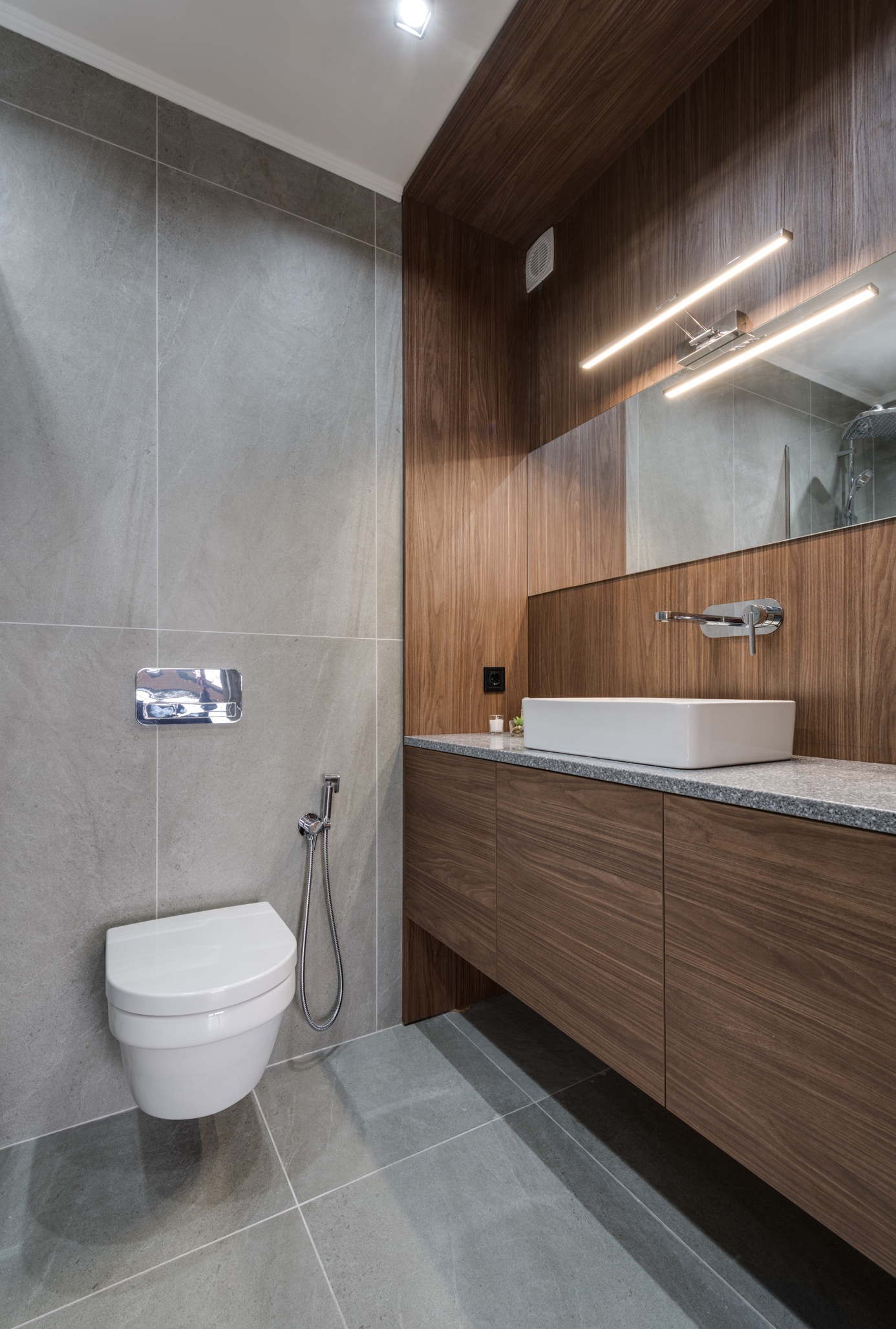 Salle de bain moderne avec une douchette pour WC