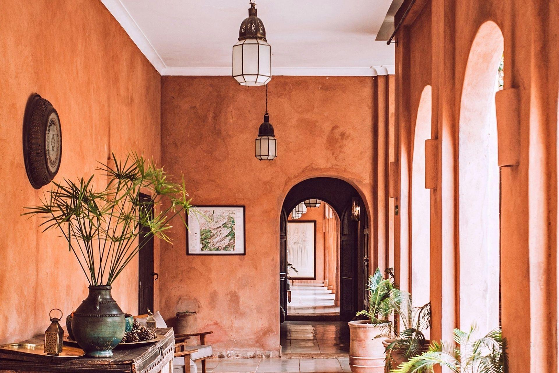 &nbsp;Entrée contemporaine élégante avec papier peint terracotta et touches noires mates